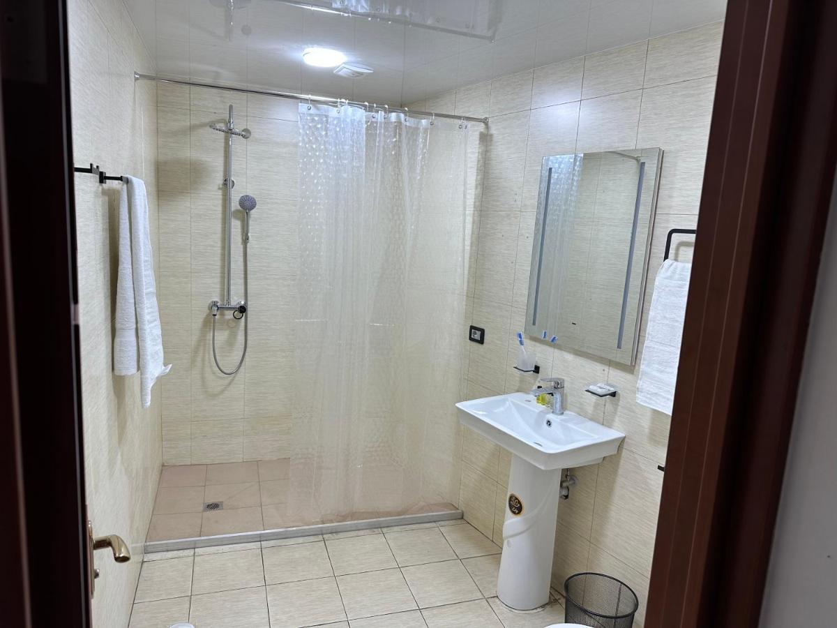 Friendly Hotel Jerevan Buitenkant foto